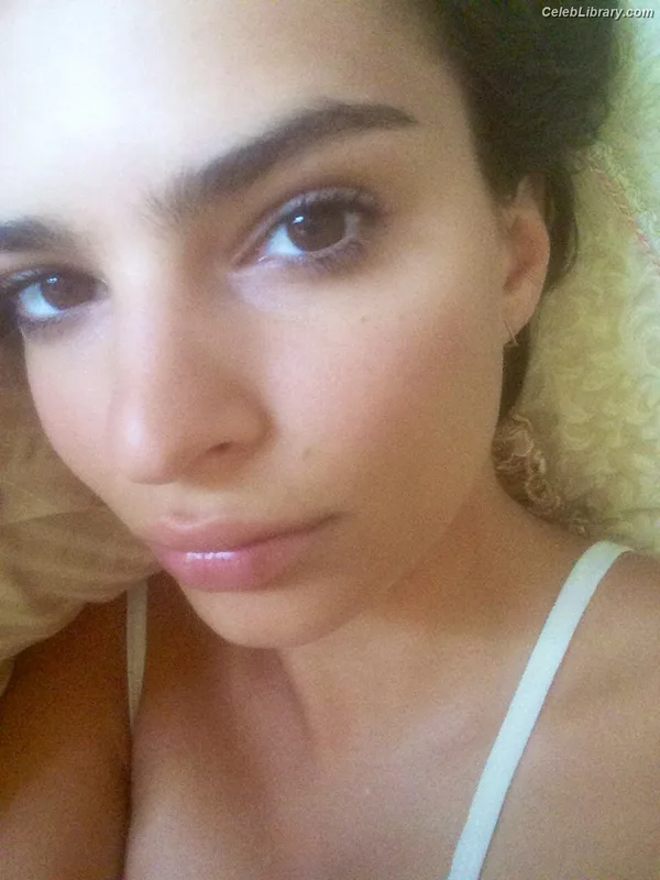 Emily Ratajkowski photo 6 of 3958