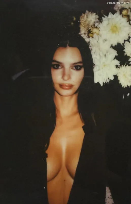 Emily Ratajkowski photo 4 of 3958