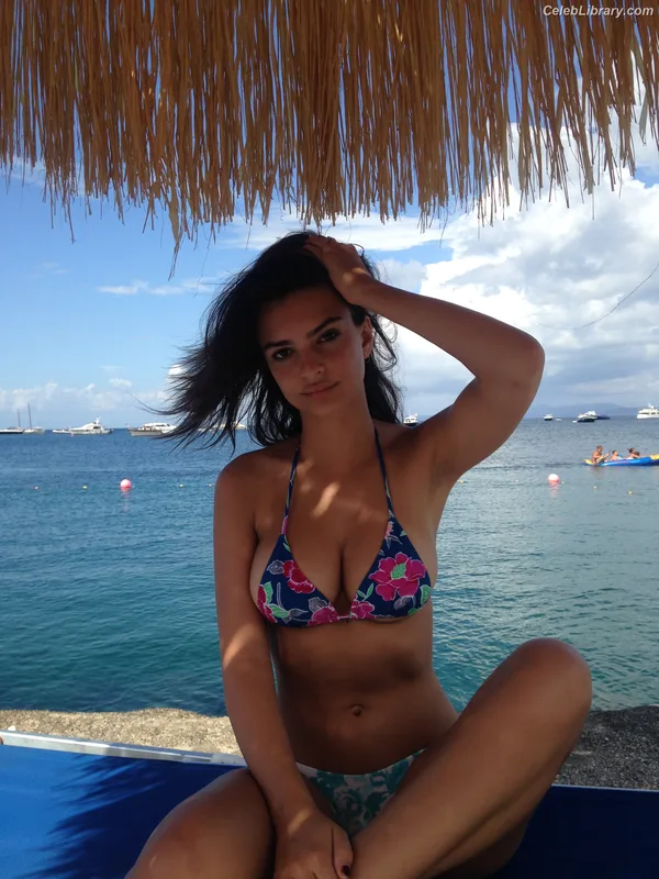 Emily Ratajkowski photo 24 of 3958