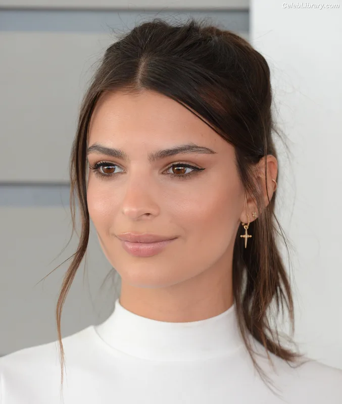 Emily Ratajkowski photo 5 of 3958