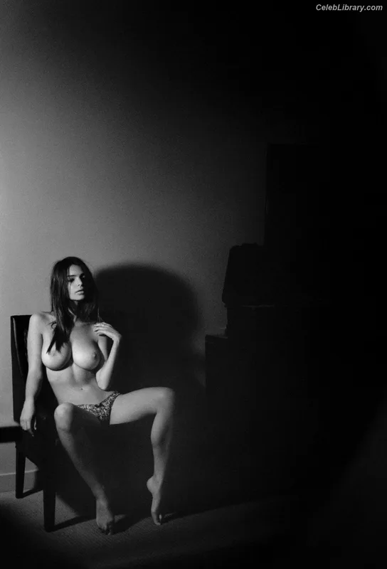 Emily Ratajkowski photo 20 of 3958