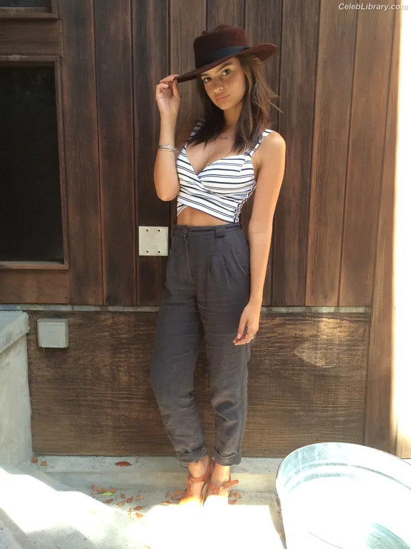 Emily Ratajkowski photo 23 of 3958