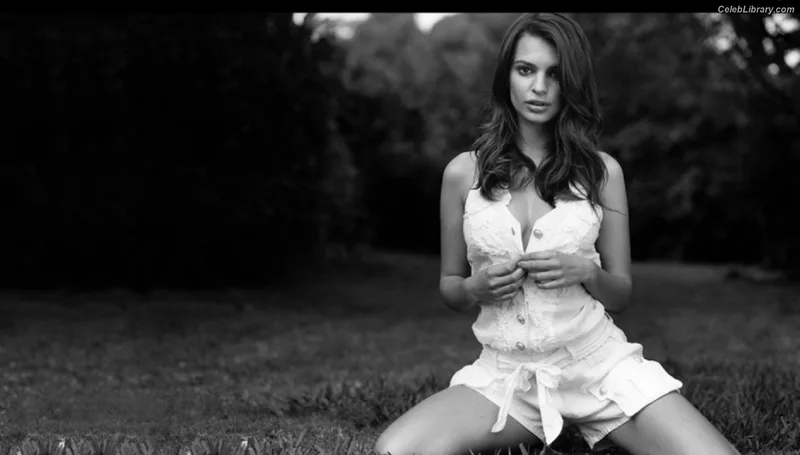 Emily Ratajkowski photo 24 of 3958