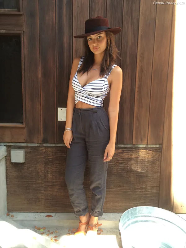 Emily Ratajkowski photo 1 of 3958