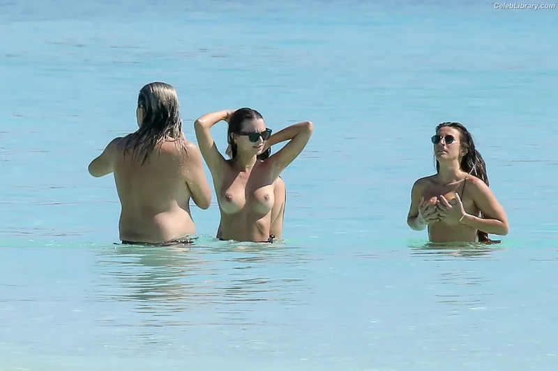 Emily Ratajkowski photo 23 of 3958
