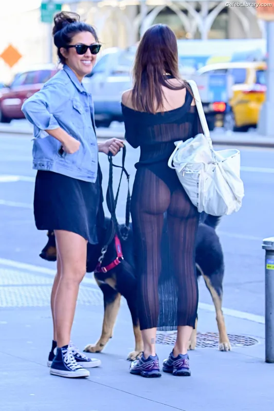 Emily Ratajkowski photo 24 of 3958