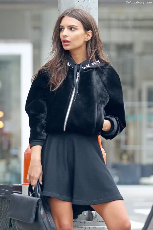 Emily Ratajkowski photo 1 of 3958