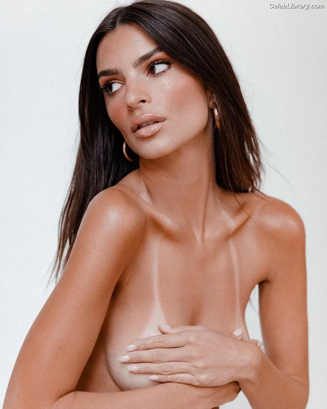 Emily Ratajkowski photo 8 of 3958
