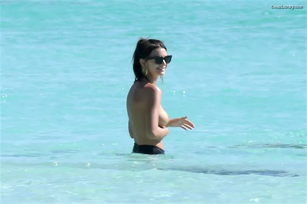Emily Ratajkowski photo 17 of 3958