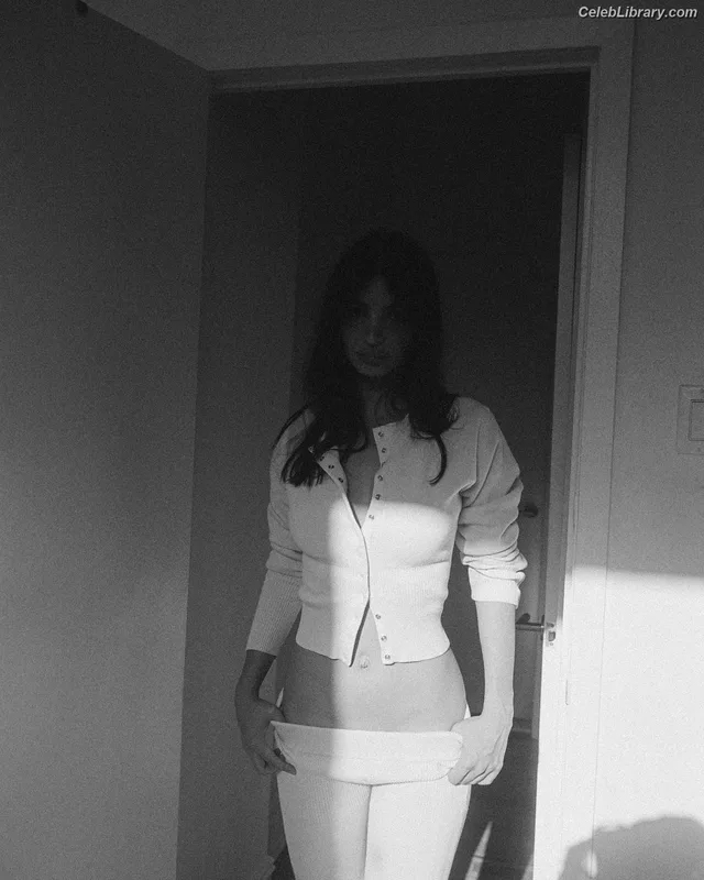 Emily Ratajkowski photo 23 of 3958