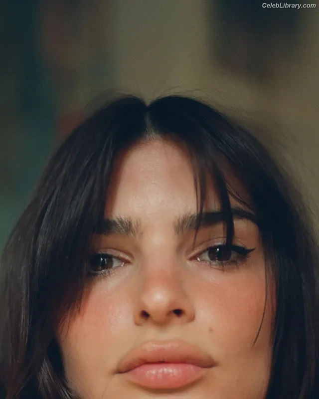 Emily Ratajkowski photo 9 of 3958