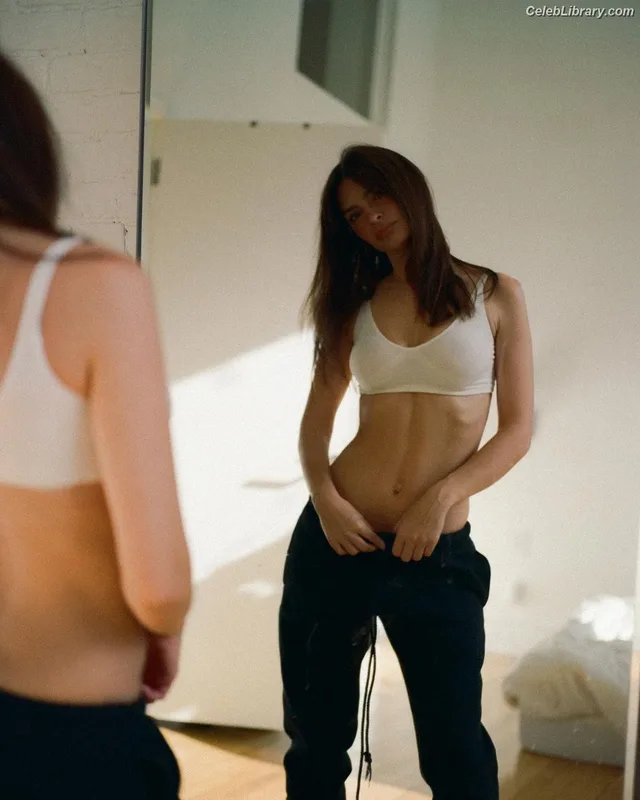 Emily Ratajkowski photo 14 of 3958