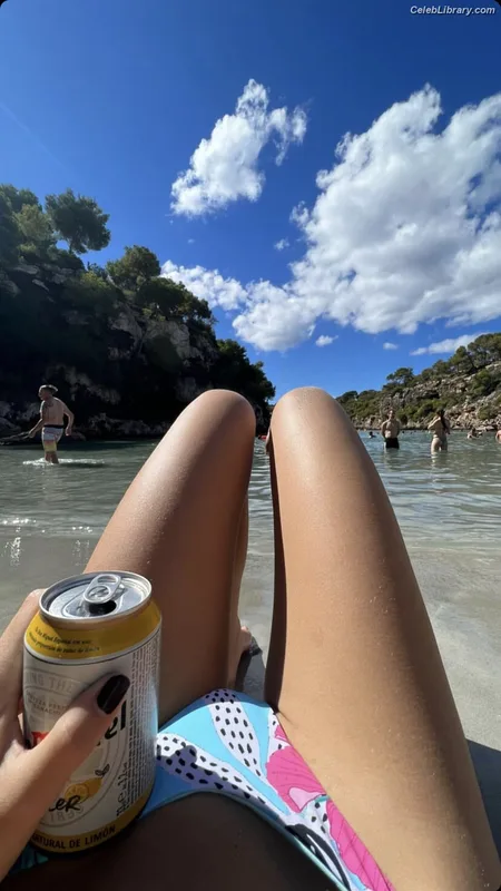 Emily Ratajkowski photo 16 of 3958