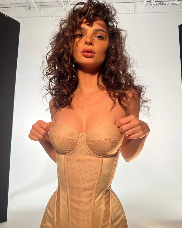 Emily Ratajkowski photo 24 of 3958