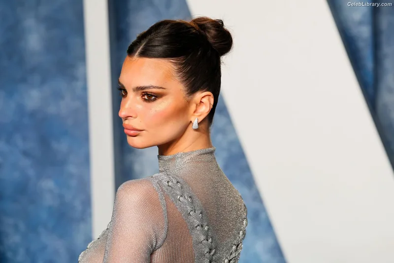 Emily Ratajkowski photo 9 of 3958