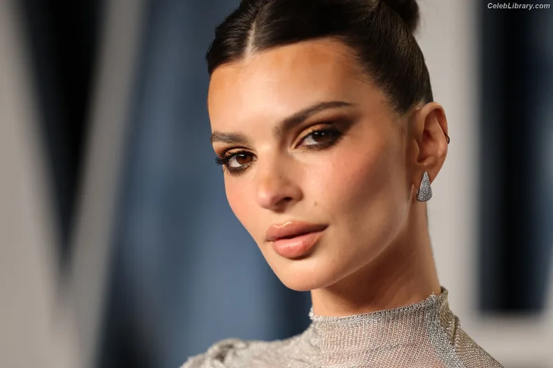 Emily Ratajkowski photo 10 of 3958