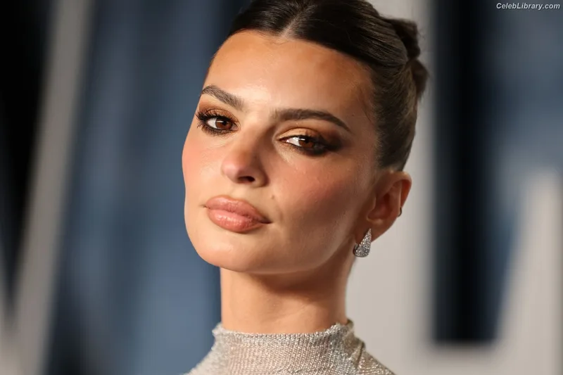 Emily Ratajkowski photo 11 of 3958