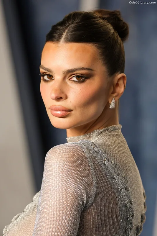 Emily Ratajkowski photo 12 of 3958