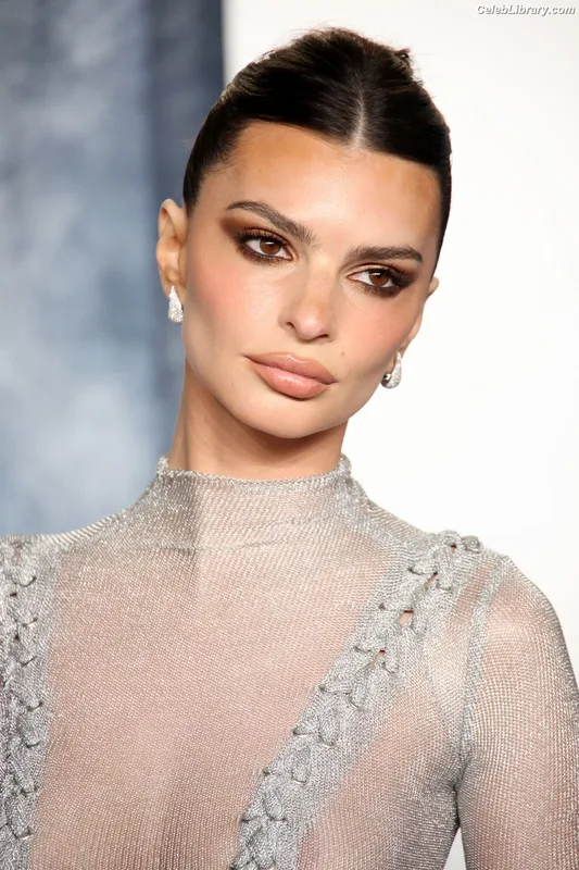 Emily Ratajkowski photo 15 of 3958