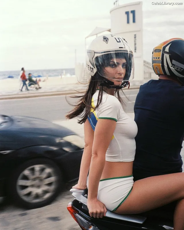 Emily Ratajkowski photo 17 of 3958