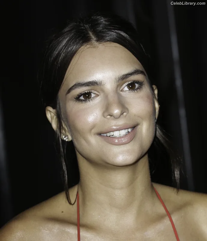 Emily Ratajkowski photo 22 of 3958
