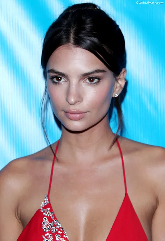 Emily Ratajkowski photo 1 of 3958