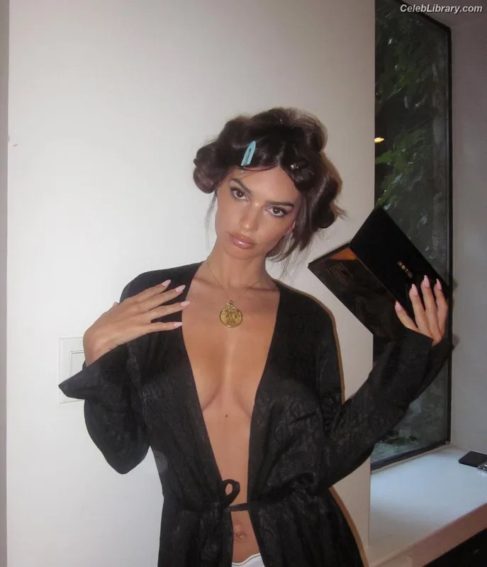 Emily Ratajkowski photo 10 of 3958