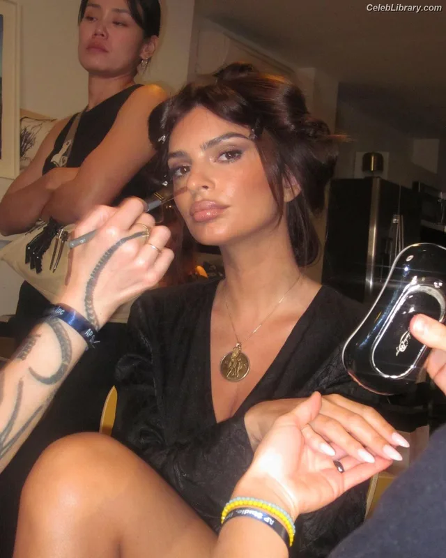 Emily Ratajkowski photo 12 of 3958