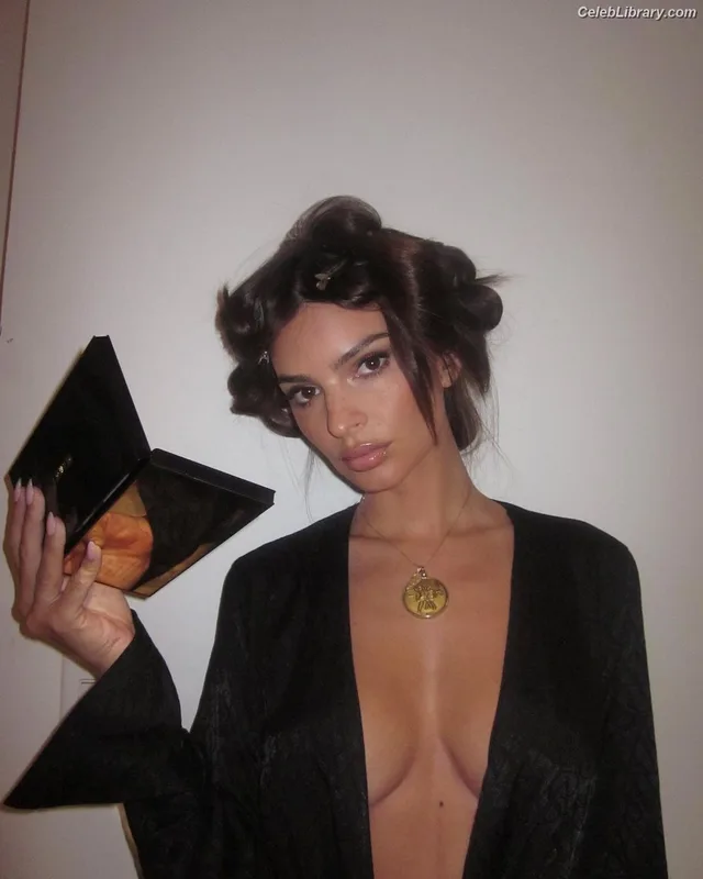 Emily Ratajkowski photo 13 of 3958