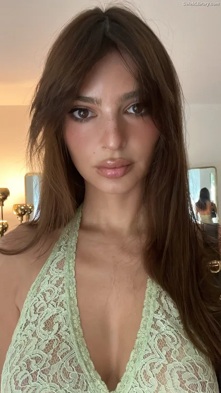 Emily Ratajkowski photo 16 of 3958