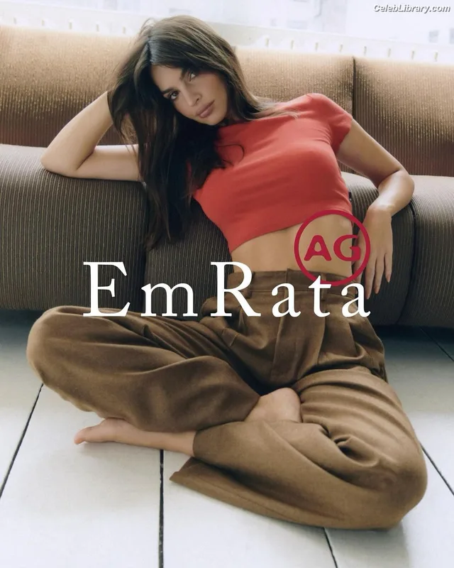 Emily Ratajkowski photo 17 of 3958