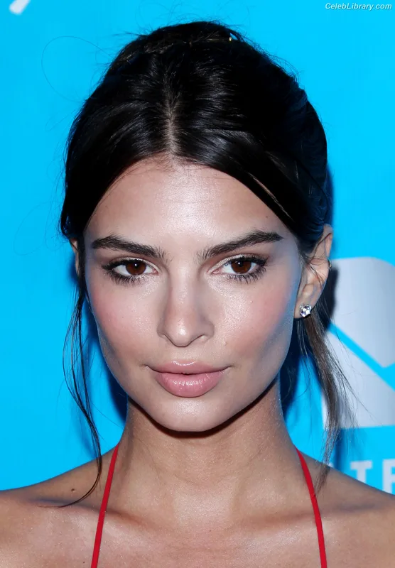 Emily Ratajkowski photo 11 of 3958