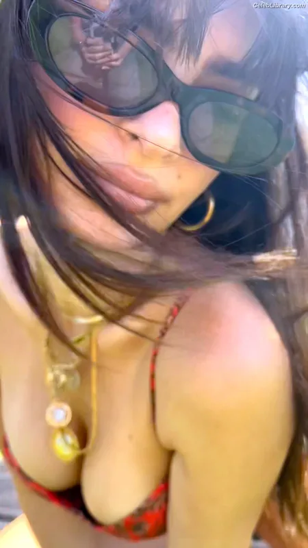 Emily Ratajkowski photo 12 of 3958