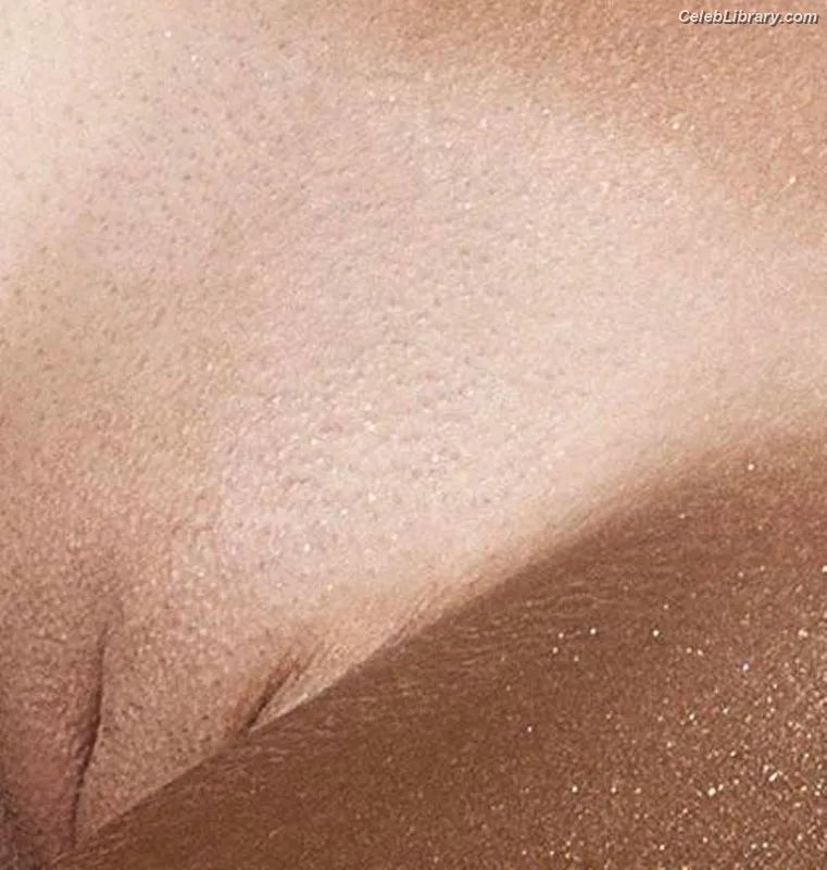 Emily Ratajkowski photo 14 of 3958