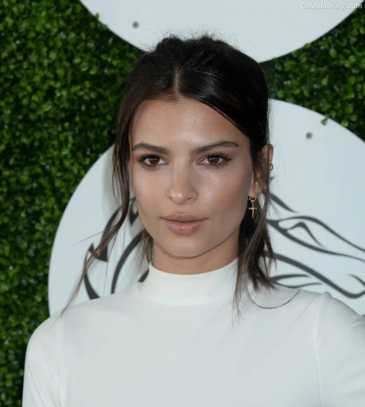 Emily Ratajkowski photo 17 of 3958