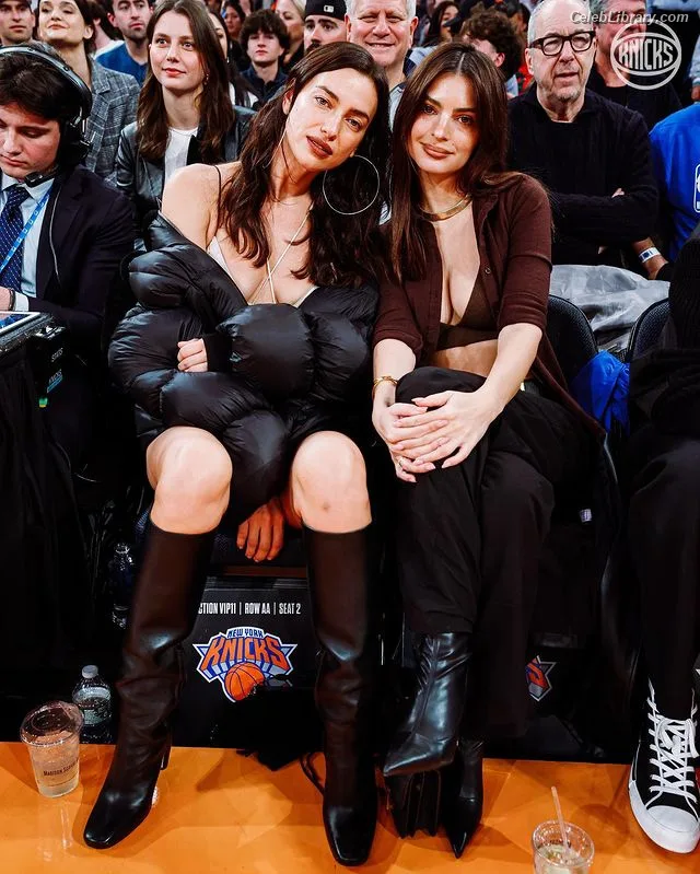Emily Ratajkowski photo 22 of 3958