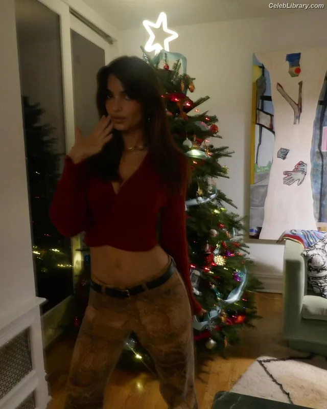 Emily Ratajkowski photo 6 of 3958