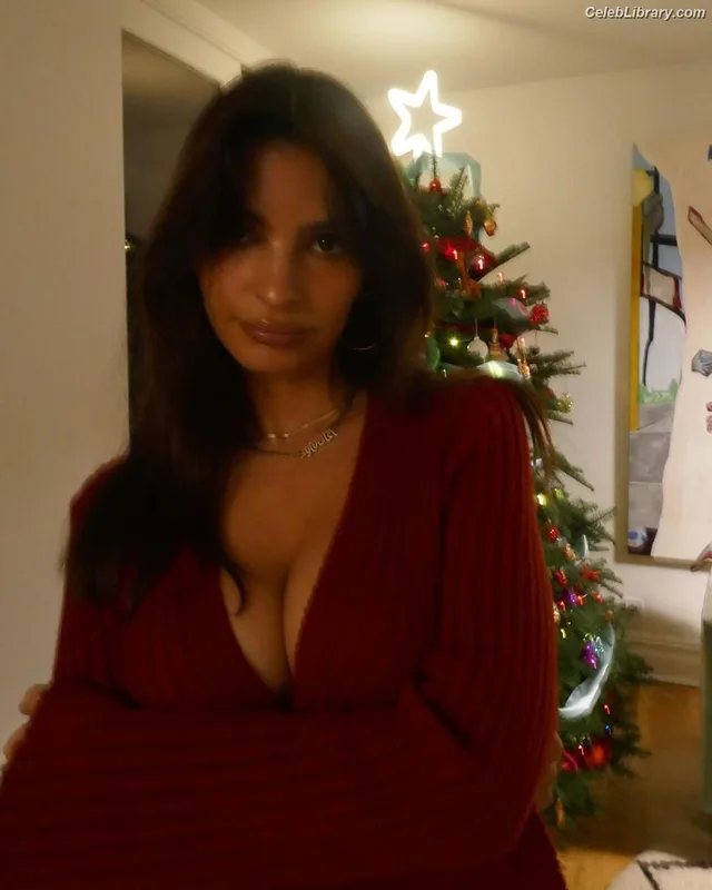 Emily Ratajkowski photo 8 of 3958