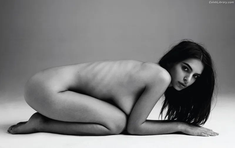 Emily Ratajkowski photo 1 of 3958