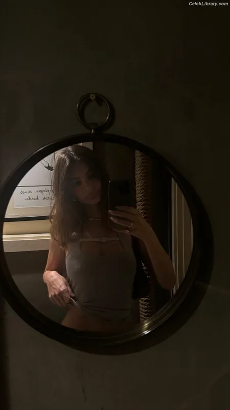Emily Ratajkowski photo 11 of 3958