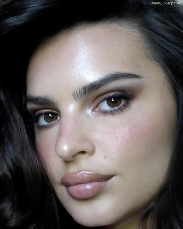 Emily Ratajkowski photo 13 of 3958