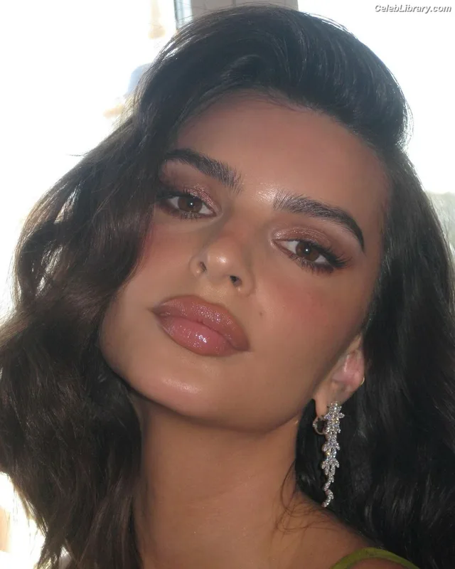Emily Ratajkowski photo 17 of 3958