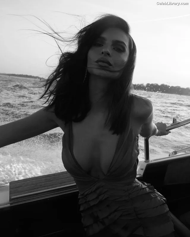 Emily Ratajkowski photo 18 of 3958