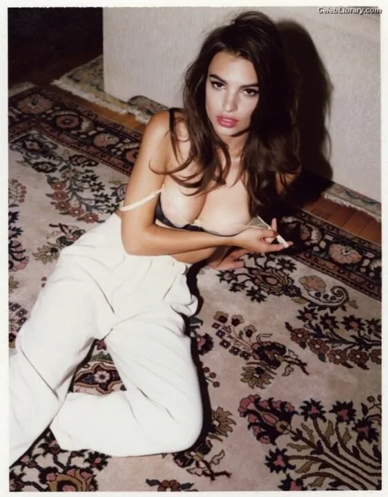 Emily Ratajkowski photo 11 of 3958