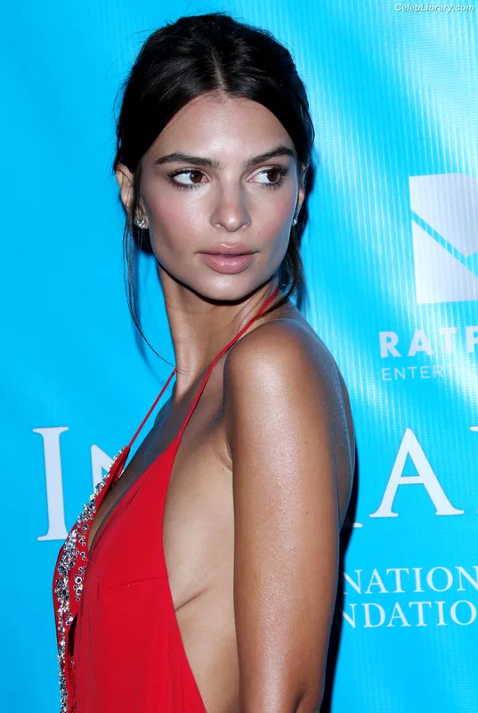 Emily Ratajkowski photo 18 of 3958