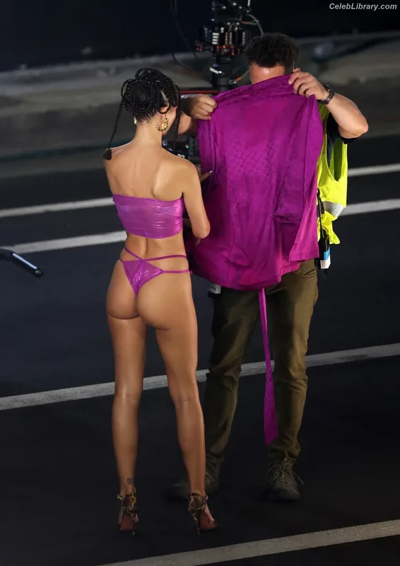 Emily Ratajkowski photo 4 of 3958