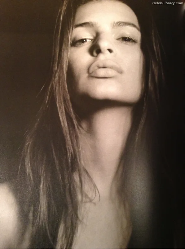 Emily Ratajkowski photo 9 of 3958