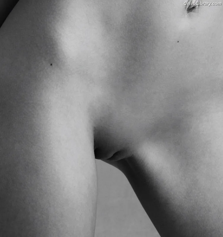 Emily Ratajkowski photo 13 of 3958