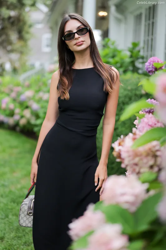 Emily Ratajkowski photo 18 of 3958