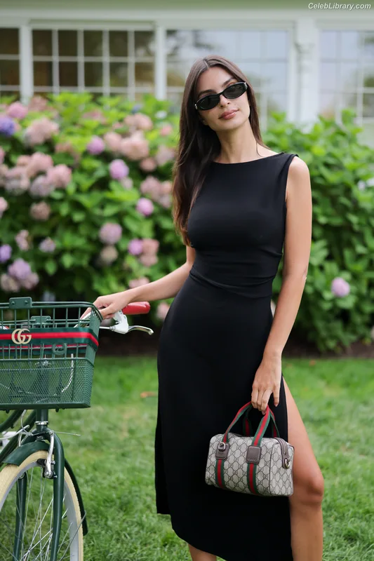 Emily Ratajkowski photo 19 of 3958